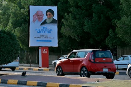 Un cartel de promoción de la reunión entre el Papa y Al-Sistani