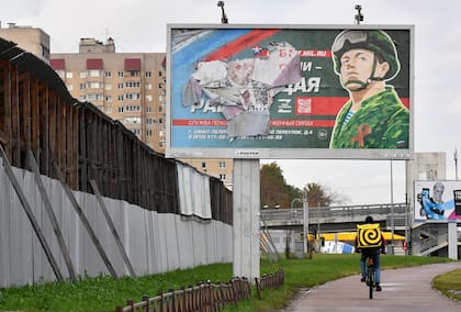 Un cartel de promoción para sumarse a las filas que pelean en Ucrania, en San Petersburgo
