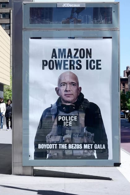 Un cartel de protesta acusa a Amazon de colaborar con ICE y llama a boicotear la “Met Gala de Bezos”, en rechazo al rol de Jeff Bezos como patrocinador del evento