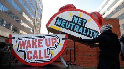 Un cartel de protesta frente a las oficinas de la FCC en Washington, antes de las votación que anuló la neutralida de la red en EE.UU.
