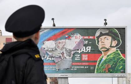Un cartel de reclutamiento en San Petersburgo