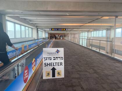 Un cartel de "refugio" en el Aeropuerto Internacional Ben Gurión