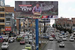 Un cartel de "Tuto" Quiroga, que marcha primero en las encuestas