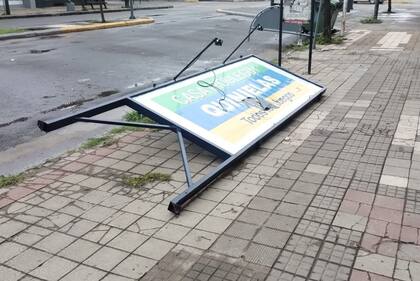 Un cartel de un local de quinielas tirado en la calle