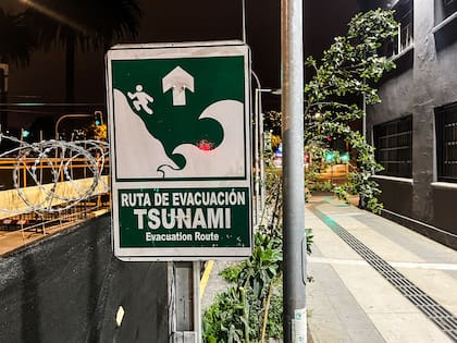 Un cartel de una ruta de evacuación por tsunami en Valparaíso