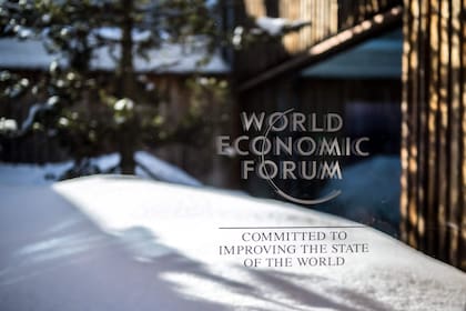 Un cartel del Foro Económico Mundial (WEF, en inglés) exhibido en el centro de congresos durante la reunión anual 