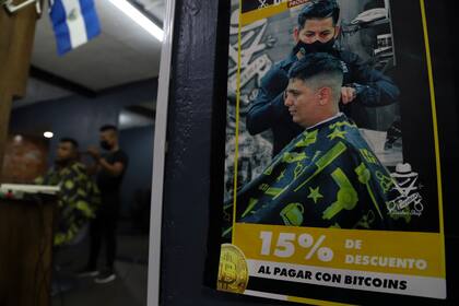 Un cartel dentro de una barbería anuncia descuentos para quienes paguen con la criptomoneda Bitcoin en Santa Tecla, El Salvador, el sábado 4 de septiembre de 2021