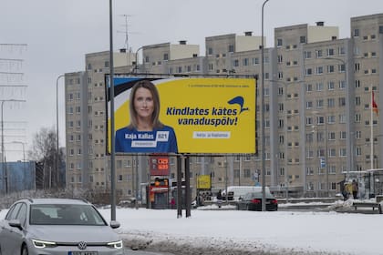 Un cartel electoral en el que aparece la primera ministra Kaja Kallas, del Partido Reformista, en Viimsi, Estonia, el 5 de marzo de 2023, durante las elecciones parlamentarias.