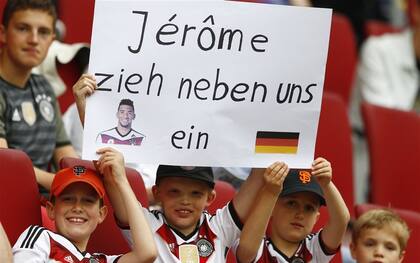 Un cartel en apoyo a Boateng ayer en el estadio: Jerome, mudate al lado nuestro