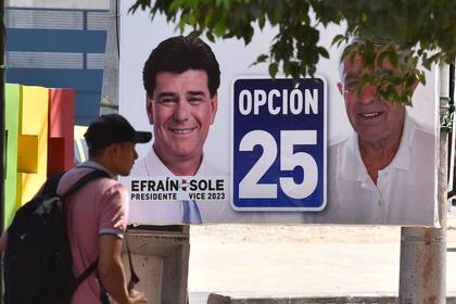 Un cartel en Asunción del líder opositor Efraín Alegre