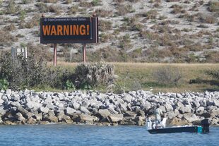 Un cartel en Cabo Cañaveral advierte a los pescadores del lanzamiento