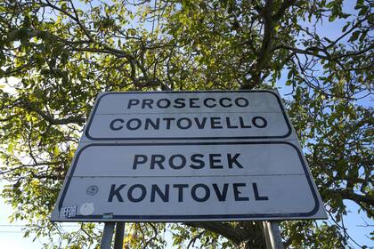 Un cartel en dos idiomas, italiano, arriba y esloveno, abajo, que indica la ciudad de Prosecco, cerca de Trieste, Italia