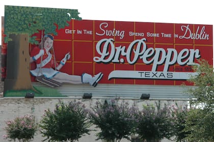 Un cartel en Dublin que recuerda los comienzos de Dr Pepper