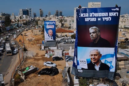 Un cartel en el que se ven las fotos del primer ministro Benjamin Netanyahu y el líder opositor Yair Lapid. Se lee en hebreo "El siguiente primer ministro: Lapid o Netanyahu"