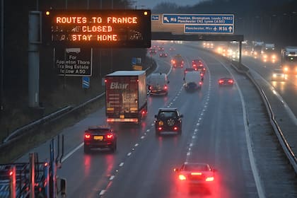 Un cartel en la autopista M56 informa a los conductores que todas las rutas hacia Francia están cerradas en el cruce con la M6 en Lower Stretton cerca de Warrington, noroeste de Inglaterra, el 21 de diciembre de 2020