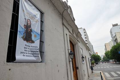 Un cartel en la entrada anuncia la futura canonización