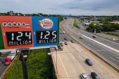 Un cartel en la Interestatal 80 muestra la cuantía del bote de la lotería Mega Millions, el 3 de agosto de 2023, en Lodi, Nueva Jersey (AP Foto/Ted Shaffrey)