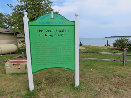 Un cartel en la isla Beaver que recuerda el asesinato de James Jesse Strang