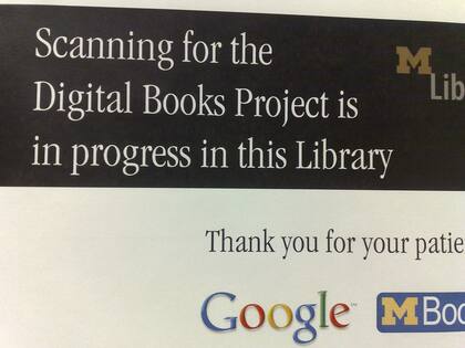 Un cartel en la librería de la Universidad de Michigan indica el proceso de digitalización de libros por parte de Google
