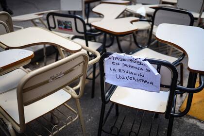 Un cartel en uno de los pupitres que se sacaron a la calle
