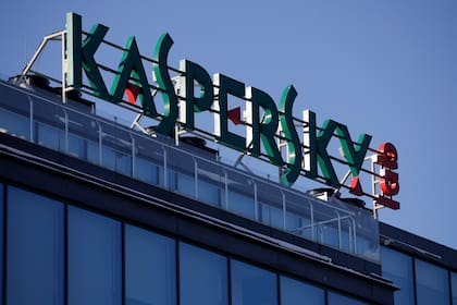 Un cartel encima de la sede de Kaspersky Lab en Moscú el 30 de enero del 2017. (Foto AP/Pavel Golovkin)