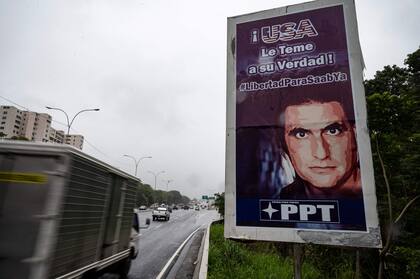 Un cartel exigiendo la libertad del colombiano Saab en una autopista de Venezuela