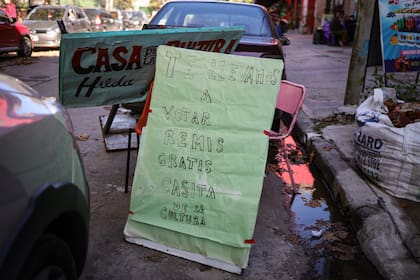 Un cartel frente a la escuela
