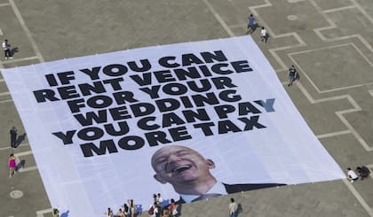 Un cartel gigante en Venecia protesta contra la boda de Bezos diciendo "si podés alquilar Venecia para tu boda, podés pagar más impuestos"
