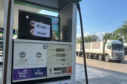 Un cartel indica que "el combustible diésel se agotó" en una gasolinera en Prajuab Kirikhan, Tailandia, el miércoles 18 de marzo de 2026
(AP Foto/Grant Peck, Archivo)