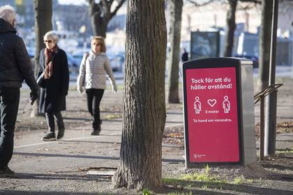 Un cartel pide mantener el distanciamiento social, en Estocolmo, Suecia