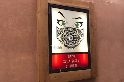 Un cartel publicitario de la marca de barbijos Lamaska, en Roma