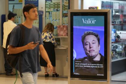 Un cartel publicitario muestra una foto de Elon Musk en un centro comercial de Brasil, donde entró en conflicto con la Justicia