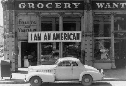 Un cartel que decía: 'SOY AMERICANO', en la tienda de comestibles Wanto Co en Oakland, California, el día después del ataque a Pearl Harbor. La tienda estaba cerrada pues la familia Matsuda, propietaria, fue reubicada. El letrero fue instalado por Tatsuro Matsuda, un graduado de la Universidad de California