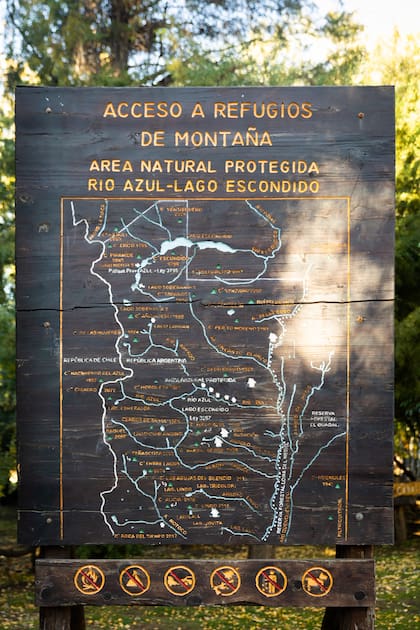 Un cartel que indica los senderos en la chacra Wharton, punto de partida hacia el Cajón del Azul.