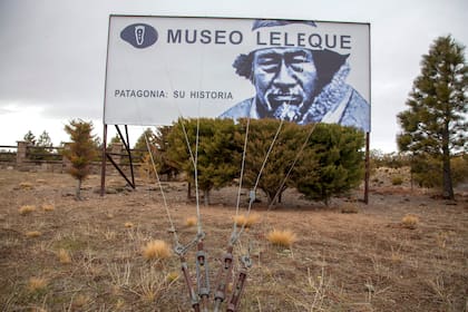 Un cartel que invita a un museo de historia