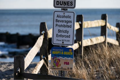 Un cartel que muestra la multa por la venta de bebidas alcohólicas