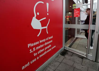 Un cartel recuerda el empleo obligatorio de mascarillas en una estación de tren en Colonia, Alemania, el miércoles 17 de noviembre de 2021. 