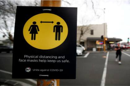 Un cartel recuerda la necesidad de distanciamiento social y el uso del barbijo para prevenir el coronavirus en Nueva Zelanda, Auckland, el 31 de agosto 2020