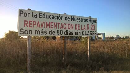 Un cartel sobre la ruta 20 reclama mejoras en la pavimentación