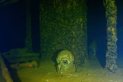 Un casco de buzo en uno de las cubiertas del USS Saratoga