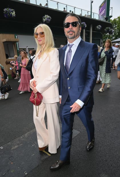 Un casi irreconocible Dave Grohl con traje, zapatos
y pelo atado.