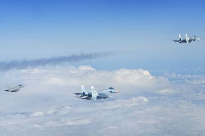 Un caza de la OTAN intercepta a dos aeronaves de ataque rusas en espacio aéreo invadido