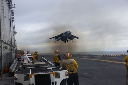 Un caza estadounidense aterriza en el USS Iwo Jima