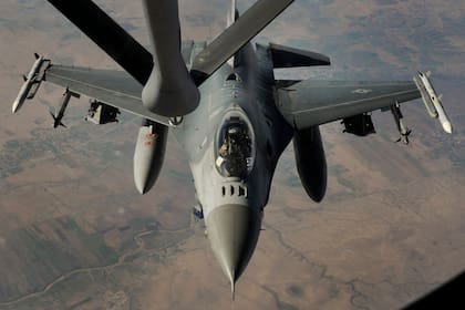 Un caza F-16 Fighting Falcon de la Fuerza Aérea estadounidense 