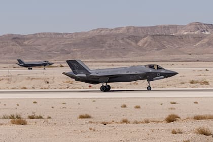 Un caza F-35 aterriza durante el ejercicio aéreo multinacional conocido como Blue Flag, el domingo 24 de octubre de 2021, en la base Ovda (AP Foto/Tsafrir Abayov, archivo)