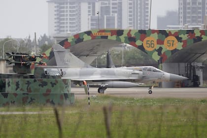 Un caza Mirage 2000 de Taiwán, pasa junto a un hangar en una base aérea en Hsinchu, en el norte de Taiwán, el 30 de diciembre de 2025.