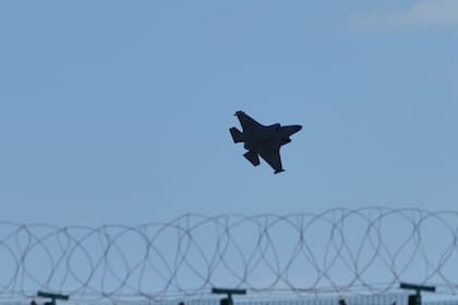 Un caza se prepara para aterrizar en la base aérea RAF Akrotiri, Reino Unido