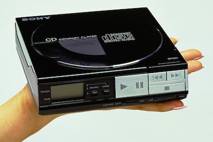 Un CDP-50, el primer reproductor portátil de la compañía, presentado en 1984