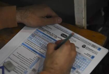 Un censo formula una serie de preguntas sobre la edad y el hogar de una persona.