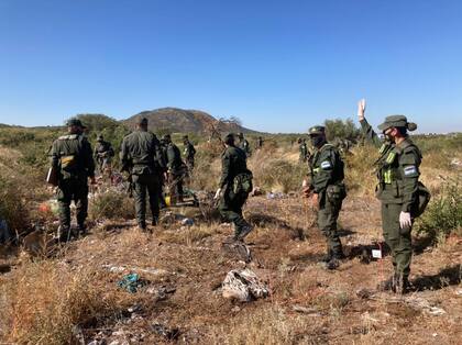 Un centenar de gendarmes rastrillan un descampado en busca de pistas sobre el paradero de Guadalupe Lucero